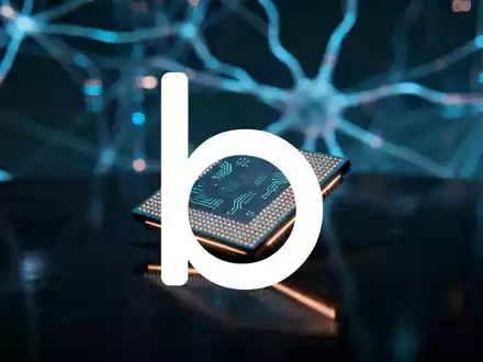 Ein futuristischer Mikrochip mit leuchtenden digitalen Mustern auf einer dunklen, reflektierenden Oberfläche, umgeben von verschwommenen Datenströmen. - Foto: über boerse-global.de