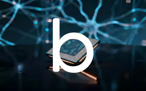 Ein futuristischer Mikrochip mit leuchtenden digitalen Mustern auf einer dunklen, reflektierenden Oberfläche, umgeben von verschwommenen Datenströmen. - Foto: über boerse-global.de