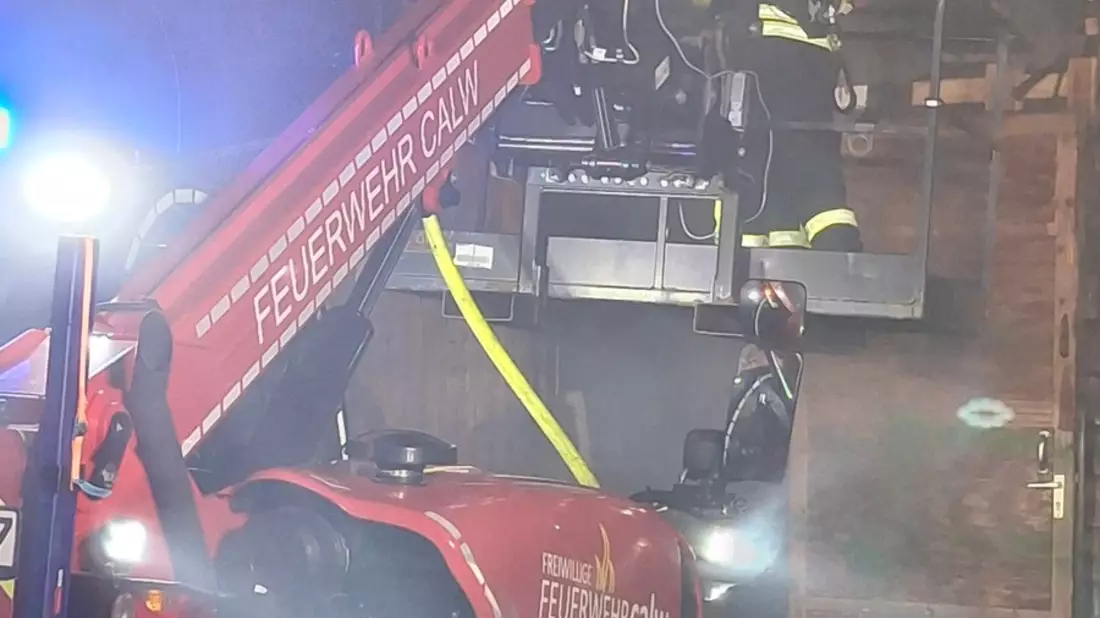 KFV-CW: Schuppenbrand fordert Feuerwehren / Benachbarte Wohnhäuser evakuiert /Zahlreiche Atemschutzträger eingesetzt - Bild: presseportal.de