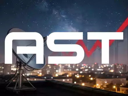 Eine Satellitenschüssel auf einem Dach, die auf einen Sternenhimmel zeigt, mit einem roten, nach unten zeigenden Pfeil im Hintergrund. - Foto: über boerse-global.de