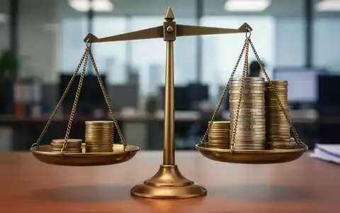 Eine Waage, die Lohnungleichheit darstellt, mit einem kleinen Stapel Münzen auf der leichteren Seite und einem größeren auf der schwereren. - Foto: über boerse-global.de