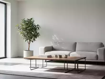 Ein minimalistisches Wohnzimmer mit aufgeräumten Oberflächen und viel natürlichem Licht, das Ruhe und Ordnung ausstrahlt. - Foto: über boerse-global.de