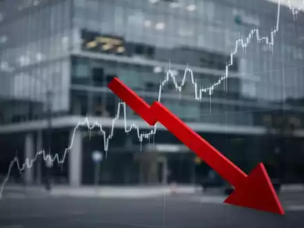 Ein stark fallender Börsenkurs, dargestellt durch einen roten Pfeil nach unten, über einem unscharfen Gebäude eines Pharmaunternehmens. - Foto: über boerse-global.de