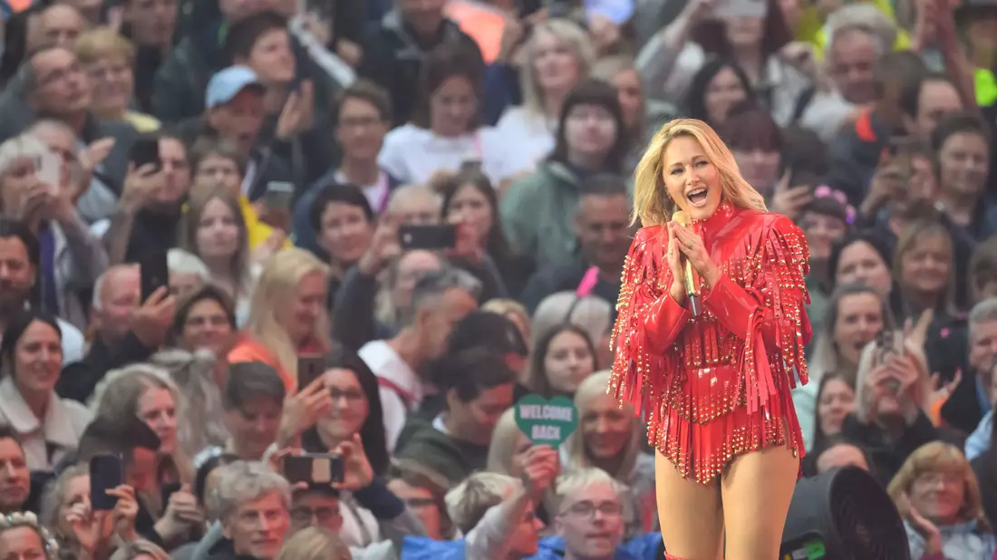  Helene Fischer performte beim Tourauftakt in Dresden ihre größten Hits aus knapp 20 Jahren Bühnenkarriere, darunter «Atemlos durch die Nacht», «Herzbeben» und «Null auf 100». - Bild: Robert Michael/dpa