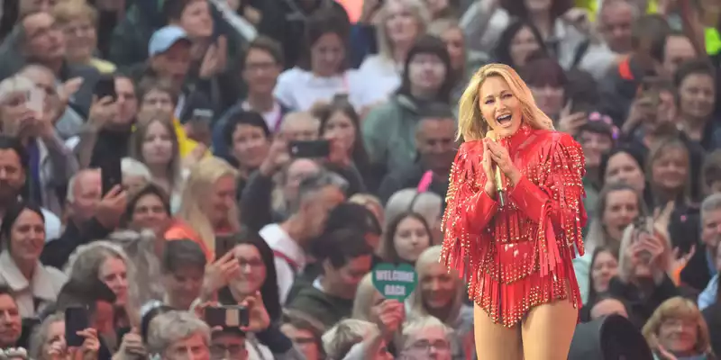  Helene Fischer performte beim Tourauftakt in Dresden ihre größten Hits aus knapp 20 Jahren Bühnenkarriere, darunter «Atemlos durch die Nacht», «Herzbeben» und «Null auf 100». - Foto: Robert Michael/dpa