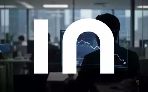 Eine Silhouette einer Person in einem unscharfen Büro, die auf einen Bildschirm mit einem Abwärtstrenddiagramm blickt. - Foto: über boerse-global.de