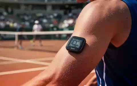 Ein modernes, kontinuierliches Glukosemessgerät am Arm eines Athleten während eines Tennisspiels, unscharfer Hintergrund. - Foto: über boerse-global.de