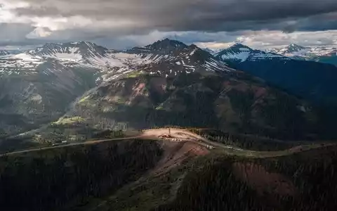 Luftaufnahme einer weiten, unberührten Berglandschaft in British Columbia mit Anzeichen von Kupfervorkommen und einer Bohranlage. - Foto: über boerse-global.de