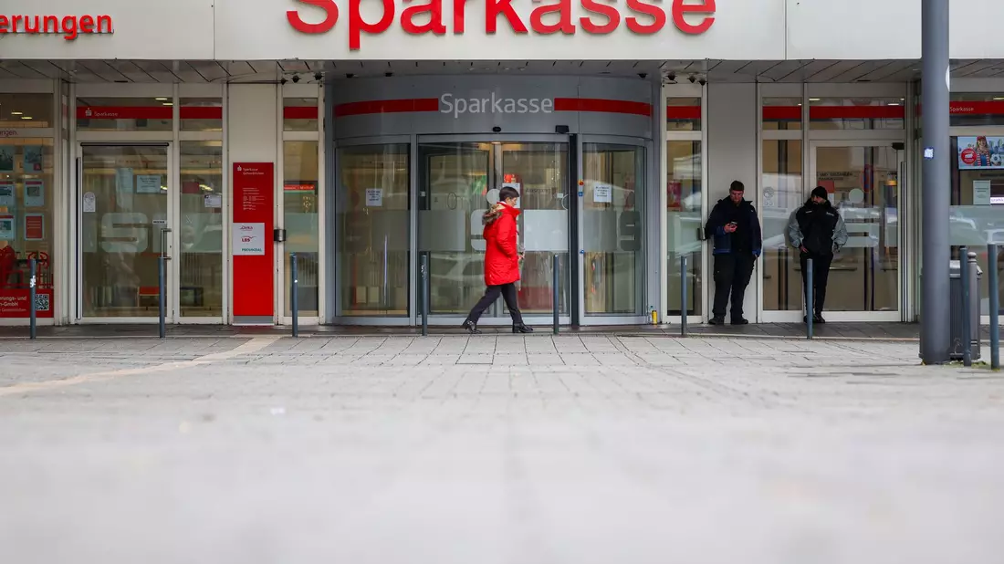 Auch die Sparkasse selbst sei Opfer, heißt es dort. (Archivbild)  - Bild: Christoph Reichwein/dpa