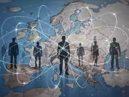 Abstrakte Darstellung von sich verflechtenden Linien und menschlichen Silhouetten vor einer verschwommenen Europakarte, die Governance und Menschenrechte symbolisiert. - Foto: über boerse-global.de