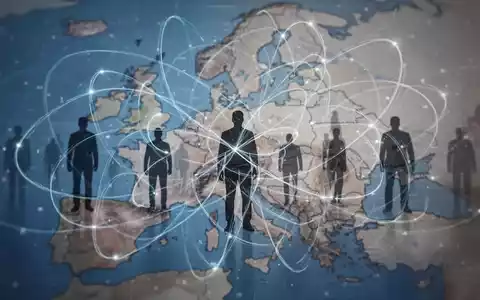 Abstrakte Darstellung von sich verflechtenden Linien und menschlichen Silhouetten vor einer verschwommenen Europakarte, die Governance und Menschenrechte symbolisiert. - Foto: über boerse-global.de