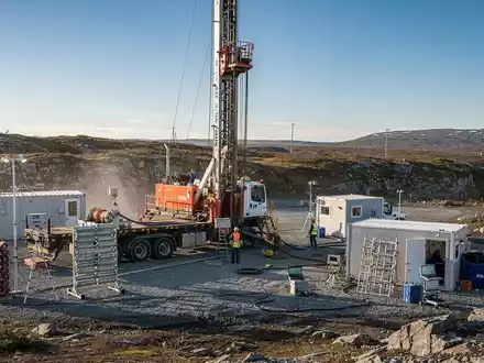 Industrielle Bohranlage in einer rauen Landschaft in Neufundland, Kanada, die Salzkavernen für Energiespeicherung untersucht. - Foto: über boerse-global.de