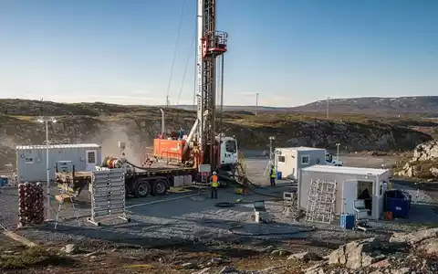 Industrielle Bohranlage in einer rauen Landschaft in Neufundland, Kanada, die Salzkavernen für Energiespeicherung untersucht. - Foto: über boerse-global.de