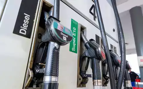 Seit 1. April dürfen die Mineralölkonzerne die Preise an den Tankstellen nur noch einmal täglich um 12 Uhr mittags erhöhen. - Foto: Peter Kneffel/dpa