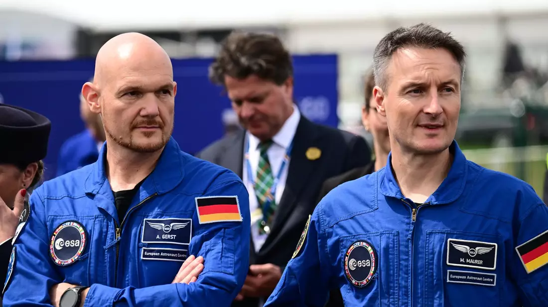 Alexander Gerst (l) und Matthias Maurer freuen sich für ihren Kollegen Luca Parmitano. - Bild: Sebastian Gollnow/dpa