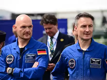 Alexander Gerst (l) und Matthias Maurer freuen sich für ihren Kollegen Luca Parmitano. - Foto: Sebastian Gollnow/dpa