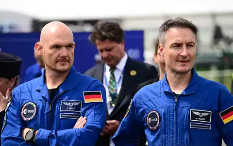 Alexander Gerst (l) und Matthias Maurer freuen sich für ihren Kollegen Luca Parmitano. - Foto: Sebastian Gollnow/dpa