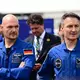 Alexander Gerst (l) und Matthias Maurer freuen sich für ihren Kollegen Luca Parmitano. - Bild: Sebastian Gollnow/dpa