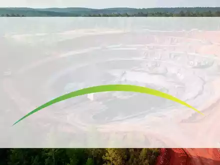 Luftaufnahme einer Lithiummine in North Carolina mit schweren Maschinen und dem umliegenden Gelände. - Foto: über boerse-global.de