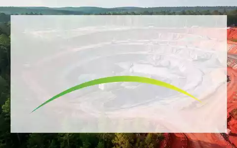 Luftaufnahme einer Lithiummine in North Carolina mit schweren Maschinen und dem umliegenden Gelände. - Foto: über boerse-global.de