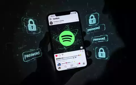 Eine Hand hält ein Smartphone mit einem verzerrten Spotify-Logo auf einem Social-Media-Feed, umgeben von digitalen Schloss- und Passwort-Symbolen. - Foto: über boerse-global.de