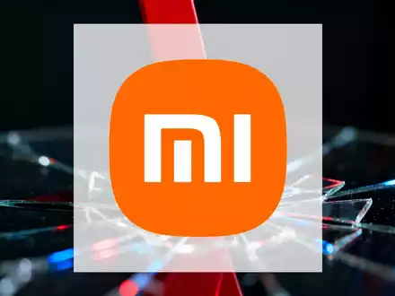 Ein roter Abwärtspfeil durchbohrt einen zerbrochenen Börsenticker mit 'XIAOMI' und Finanzdaten, symbolisiert ein 52-Wochen-Tief. - Foto: über boerse-global.de