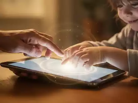 Eine Elternhand führt die Hand eines Kindes auf einem Tablet, mit einem sanft leuchtenden Bildschirm, der Sicherheit symbolisiert. - Foto: über boerse-global.de