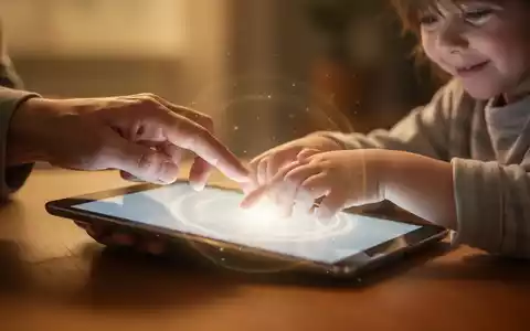 Eine Elternhand führt die Hand eines Kindes auf einem Tablet, mit einem sanft leuchtenden Bildschirm, der Sicherheit symbolisiert. - Foto: über boerse-global.de