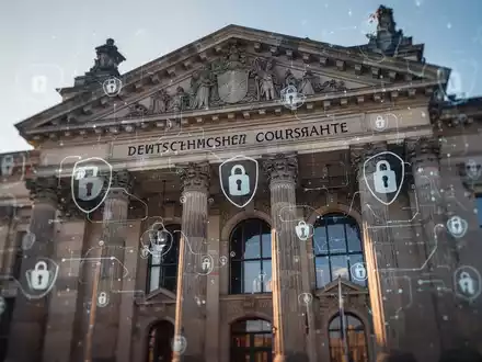 Ein stilisiertes Bild der Fassade eines deutschen Gerichtsgebäudes mit angedeuteten digitalen Datensymbolen, das Datenschutz und Rechtsprechung darstellt. - Foto: über boerse-global.de