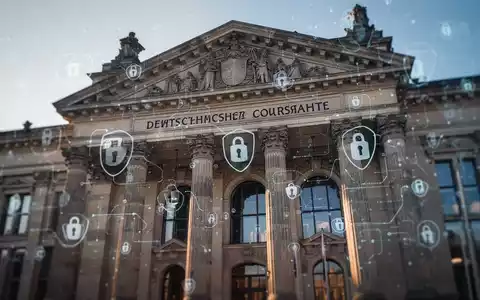 Ein stilisiertes Bild der Fassade eines deutschen Gerichtsgebäudes mit angedeuteten digitalen Datensymbolen, das Datenschutz und Rechtsprechung darstellt. - Foto: über boerse-global.de