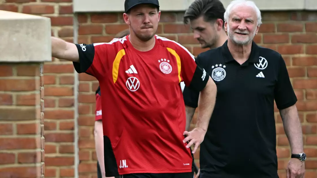 Rudi Völler steht Nagelsmann auch bei der WM zur Seite.  - Bild: Federico Gambarini/dpa