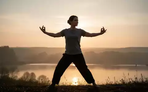 Eine ruhige Person praktiziert Qigong bei Sonnenaufgang, symbolisierend Achtsamkeit und Gesundheitsförderung. - Foto: über boerse-global.de