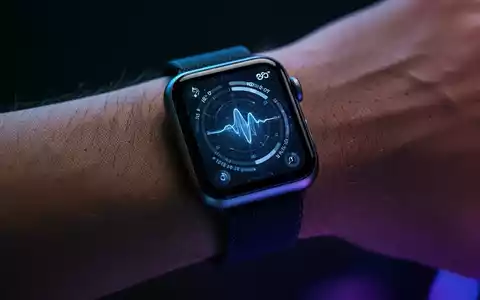 Close-up of an Apple Watch on a wrist, showing a health monitoring app interface with subtle data visualizations. - Foto: über boerse-global.de