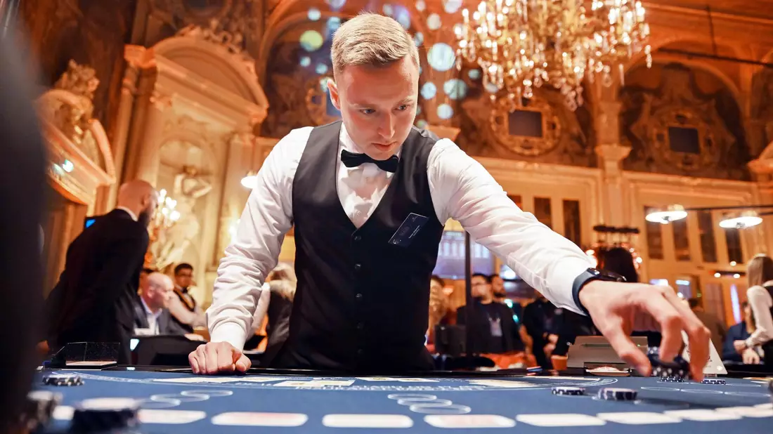 Joguncic arbeitet als Croupier im Casino Baden-Baden. (Archivbild) - Bild: Uli Deck/dpa