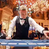 Joguncic arbeitet als Croupier im Casino Baden-Baden. (Archivbild) - Foto: Uli Deck/dpa