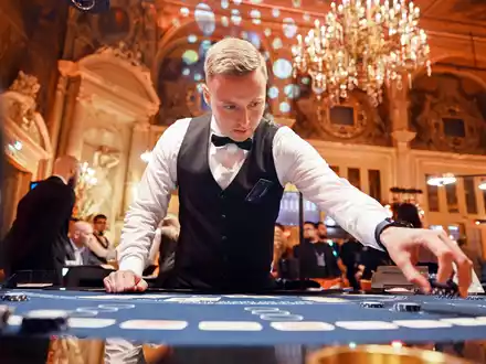 Joguncic arbeitet als Croupier im Casino Baden-Baden. (Archivbild) - Foto: Uli Deck/dpa