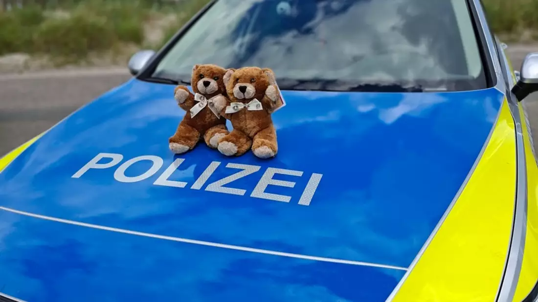 POL-KI: 260611.1 Kreis Plön: Übergabe von 200 Tröste-Teddys an die Polizei im Kreis Plön - Bild: presseportal.de
