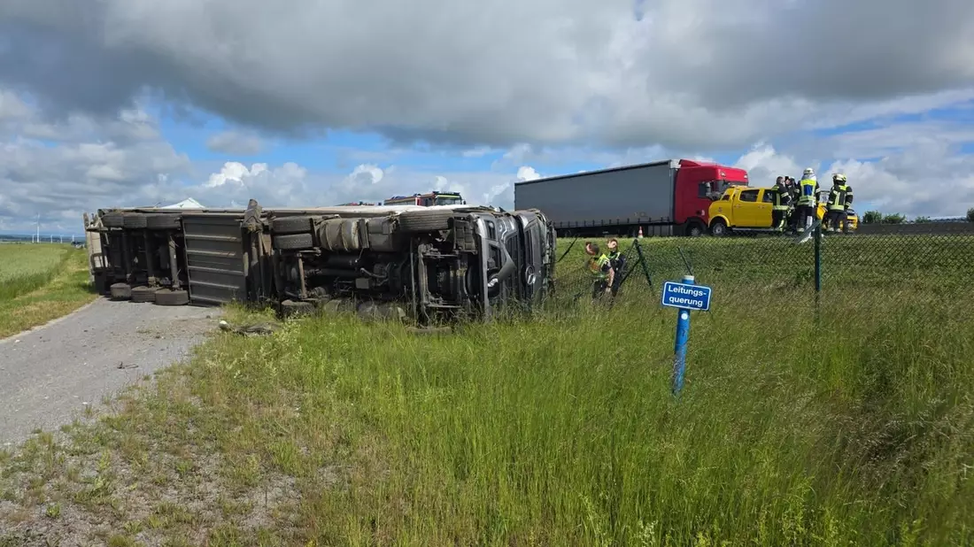 API-TH: Sattelzug kippt auf A 4 bei Eisenach um - Bild: presseportal.de