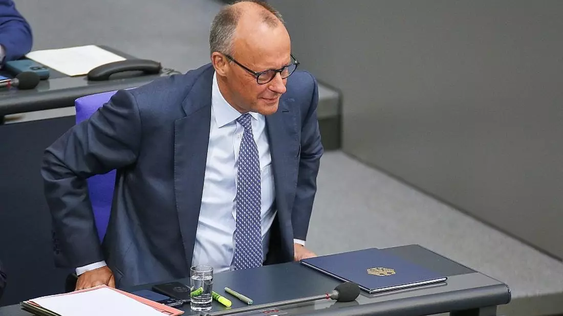 Ipsos: Grüne weiter vor SPD, Zufriedenheit mit Kanzler Merz sinkt