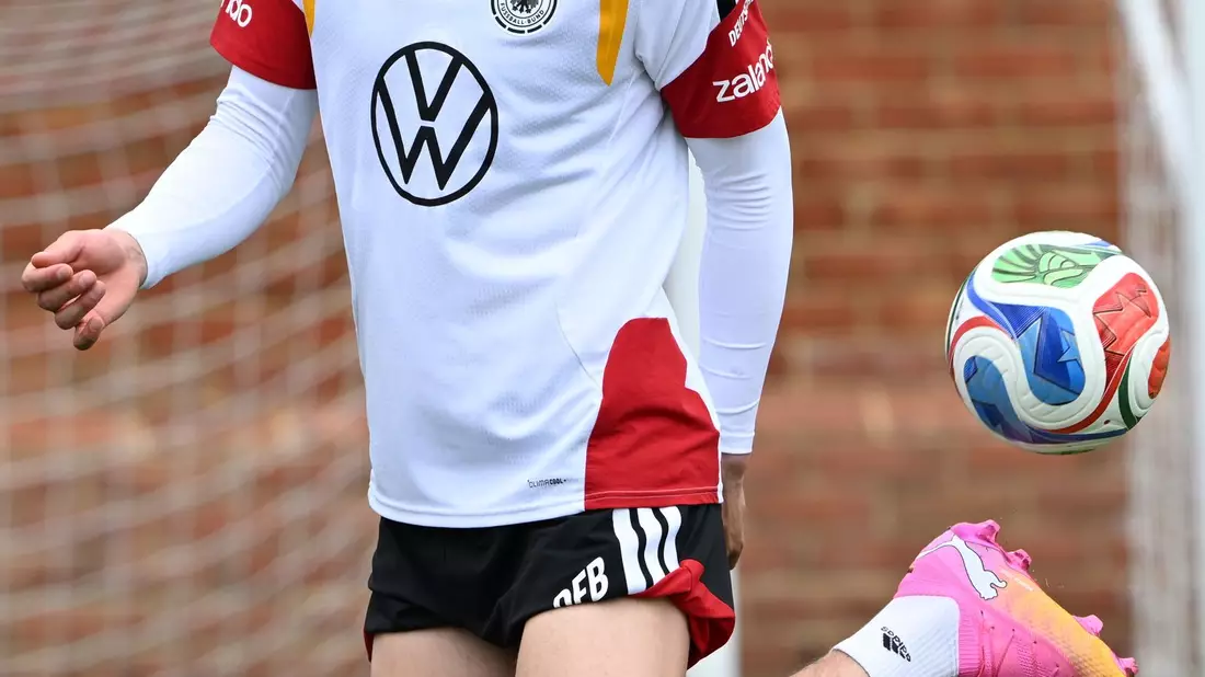 «Ein begnadeter Fußballer», sagt Rudi Völler über Kai Havertz.  - Bild: Federico Gambarini/dpa