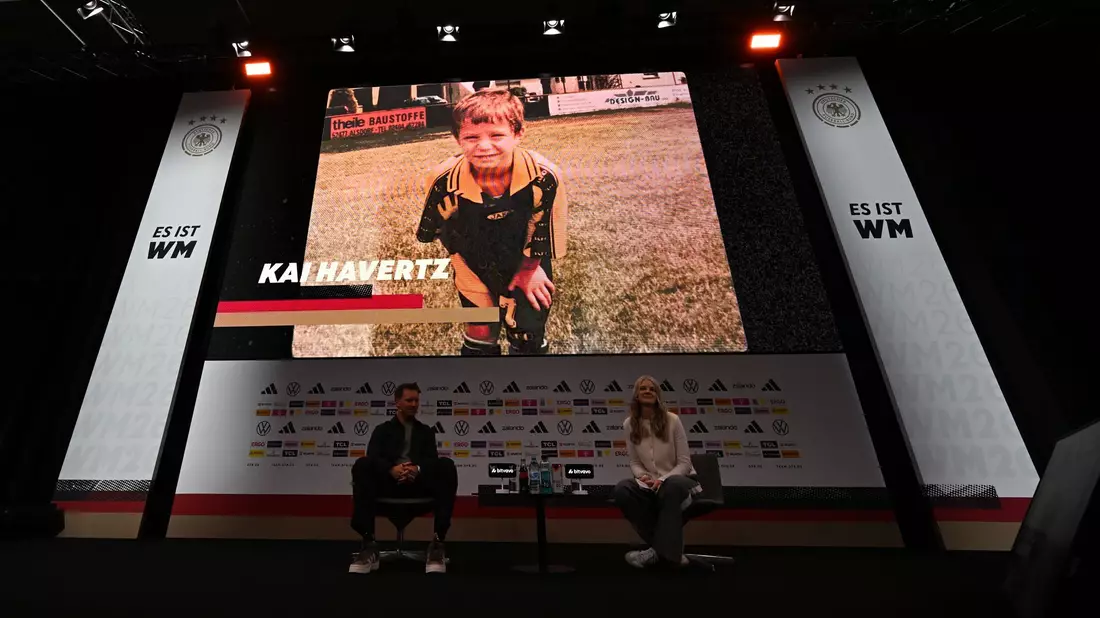 Julian Nagelsmann (l) lobt Kai Havertz bei der WM-Nominierung in einem Video, das den Arsenal-Profi (oben) als kleinen Jungen zeigt. (Archivbild)   - Bild: Federico Gambarini/dpa