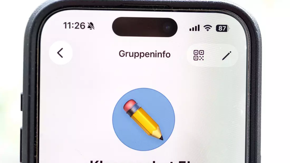 WhatsApp-Gruppen werden häufig für die Kommunikation im Schulalltag genutzt. (Illustration) - Bild: Fernando Gutierrez-Juarez/dpa