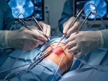 Nahaufnahme der Hände eines Chirurgen, der mit medizinischen Instrumenten einen minimalinvasiven Eingriff am Knie durchführt. - Foto: über boerse-global.de