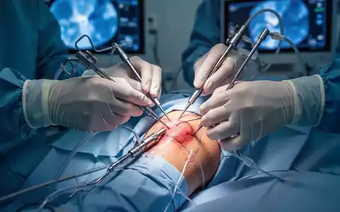 Nahaufnahme der Hände eines Chirurgen, der mit medizinischen Instrumenten einen minimalinvasiven Eingriff am Knie durchführt. - Foto: über boerse-global.de