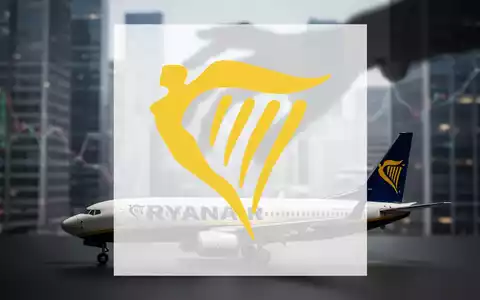 Ein Schatten, der eine Aufsichtsbehörde darstellt, liegt über einem Modellflugzeug von Ryanair vor einem Finanzhintergrund. - Foto: über boerse-global.de