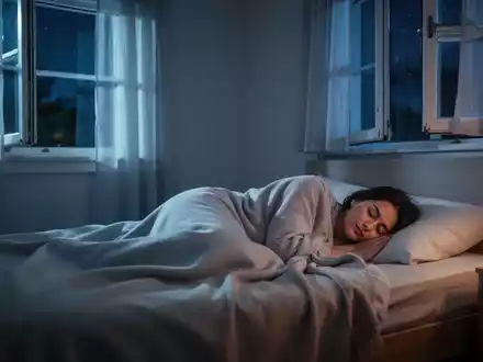 Ein ruhiges Schlafzimmer bei Nacht mit einer schlafenden Person und gedämpftem Licht, das eine erholsame Atmosphäre schafft. - Foto: über boerse-global.de