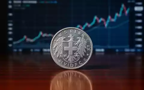 Ein Schweizer Franken-Münze auf einer Holzoberfläche mit einem unscharfen Finanzchart im Hintergrund, das Wachstum und Dividenden andeutet. - Foto: über boerse-global.de
