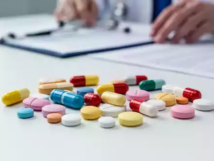 Nahaufnahme verschiedener bunter pharmazeutischer Pillen und Kapseln, kunstvoll auf einer sterilen weißen Oberfläche angeordnet. - Foto: über boerse-global.de