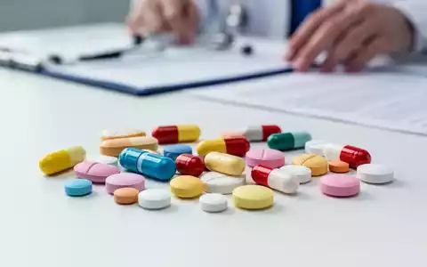 Nahaufnahme verschiedener bunter pharmazeutischer Pillen und Kapseln, kunstvoll auf einer sterilen weißen Oberfläche angeordnet. - Foto: über boerse-global.de