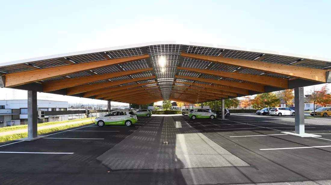 Weltpremiere auf der Intersolar/Power2Drive: ClickCon präsentiert ClickFast - das neue ultraschnelle PV-Indach-Montagesystem - Bild: presseportal.de